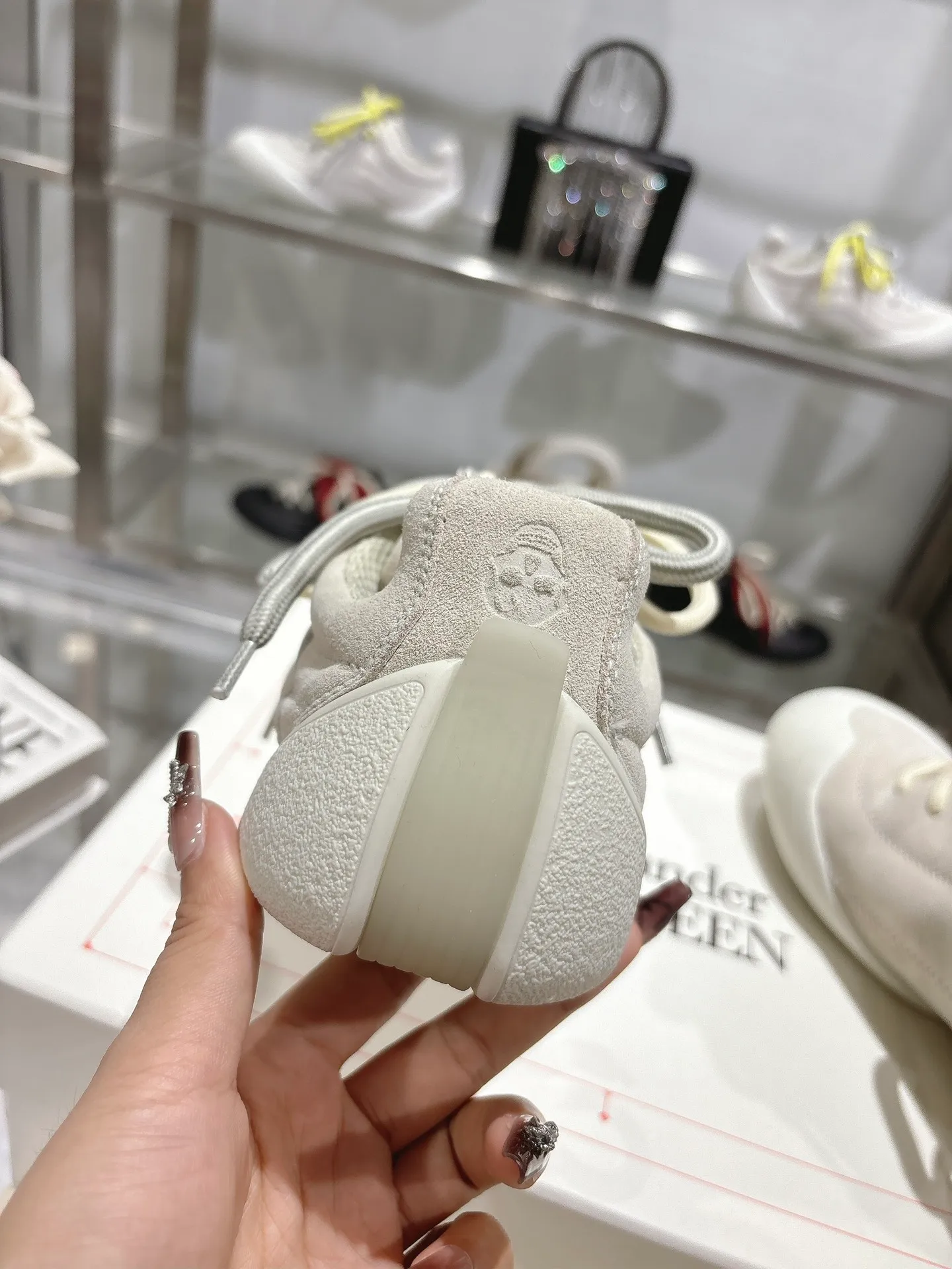 p580💰Couple model 𝐀𝐥𝐞𝐱𝐚𝐧𝐝𝐞𝐫 𝐌𝐜𝐐𝐮𝐞𝐞𝐧#/Alexander McQueen’s latest Flexion series, retro, casual, sneakers, original purchase, development, production, this Flexion Off Low-top sneakers in white grained leather with varying sized laces and an anatomically inspired lightweight segmented sole. The reverse skull pattern is embossed on the heel. Fabric: Original customized imported first-layer cowhide. Lining: Customized imported breathable mesh lining. Sole: Original open-molded non-slip TPU material. Bottom thickness: 2CM. Size: #Female size 35-40 (40 customized, non-refundable) #Men’s code 39-45 (45 customized, non-refundable)